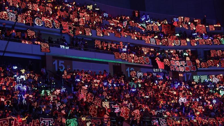 灯牌江湖背后,是饭圈的“百万生意”